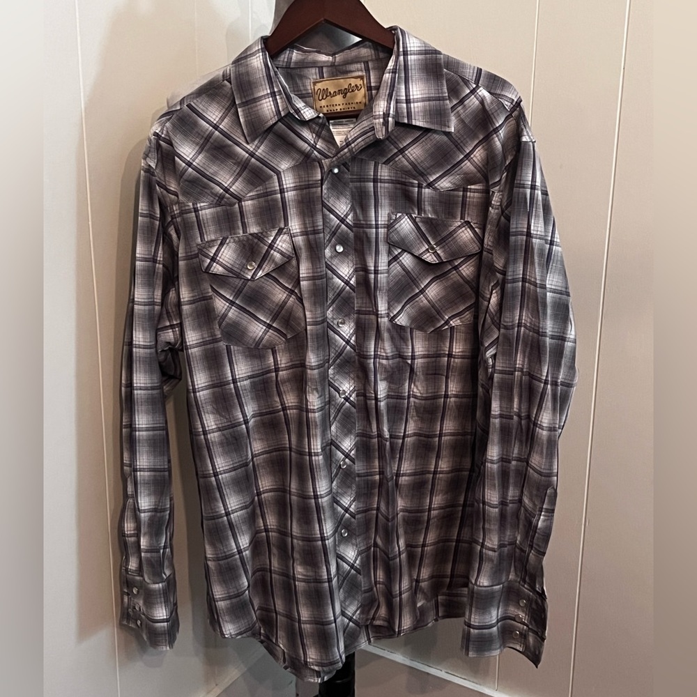 Wrangler Men's Gray Plaid Button-Down Shirt